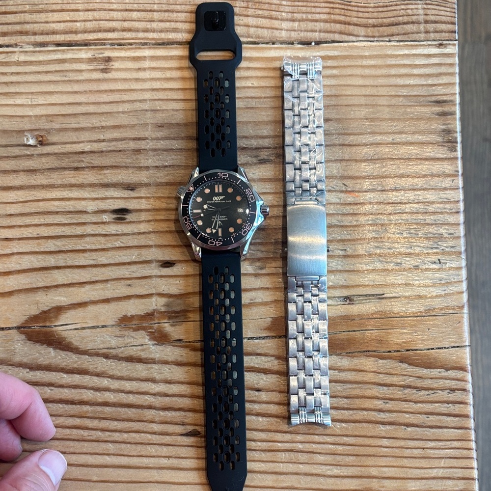 Men's Seiko MOD James Bond 007 watch on black rubber band, steel band included